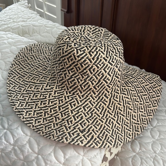 GAP Black and Cream Wide-Brimmed Hat - Picture 1 of 4